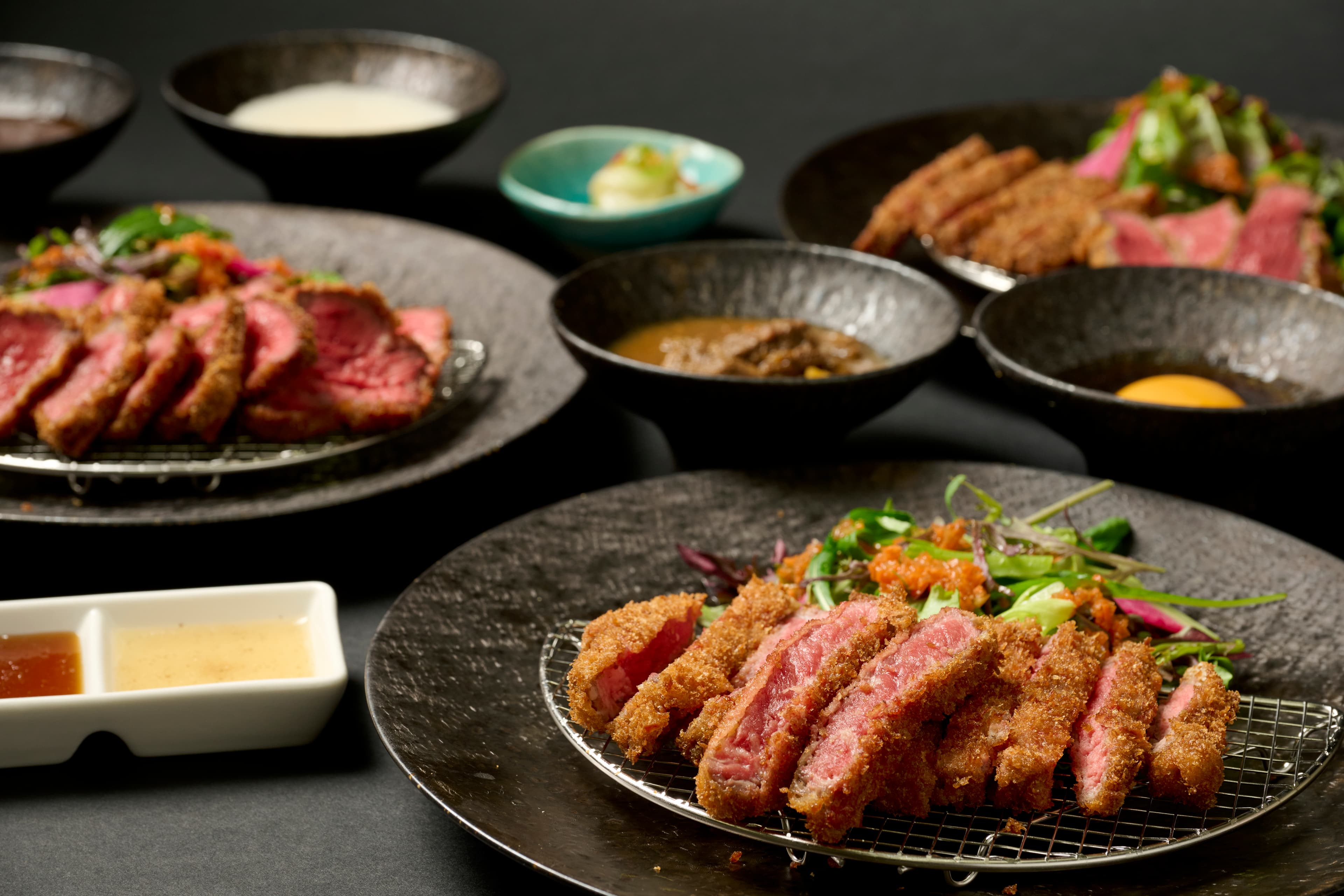 美味しさと楽しさを追求した新感覚のサーロイン牛カツ!日本酒プレミアムラウンジ「一献風月YOKOHAMA」にて新感覚の石焼牛カツ/牛タンカツが新メニューとして3月15日(金)よりスタート!