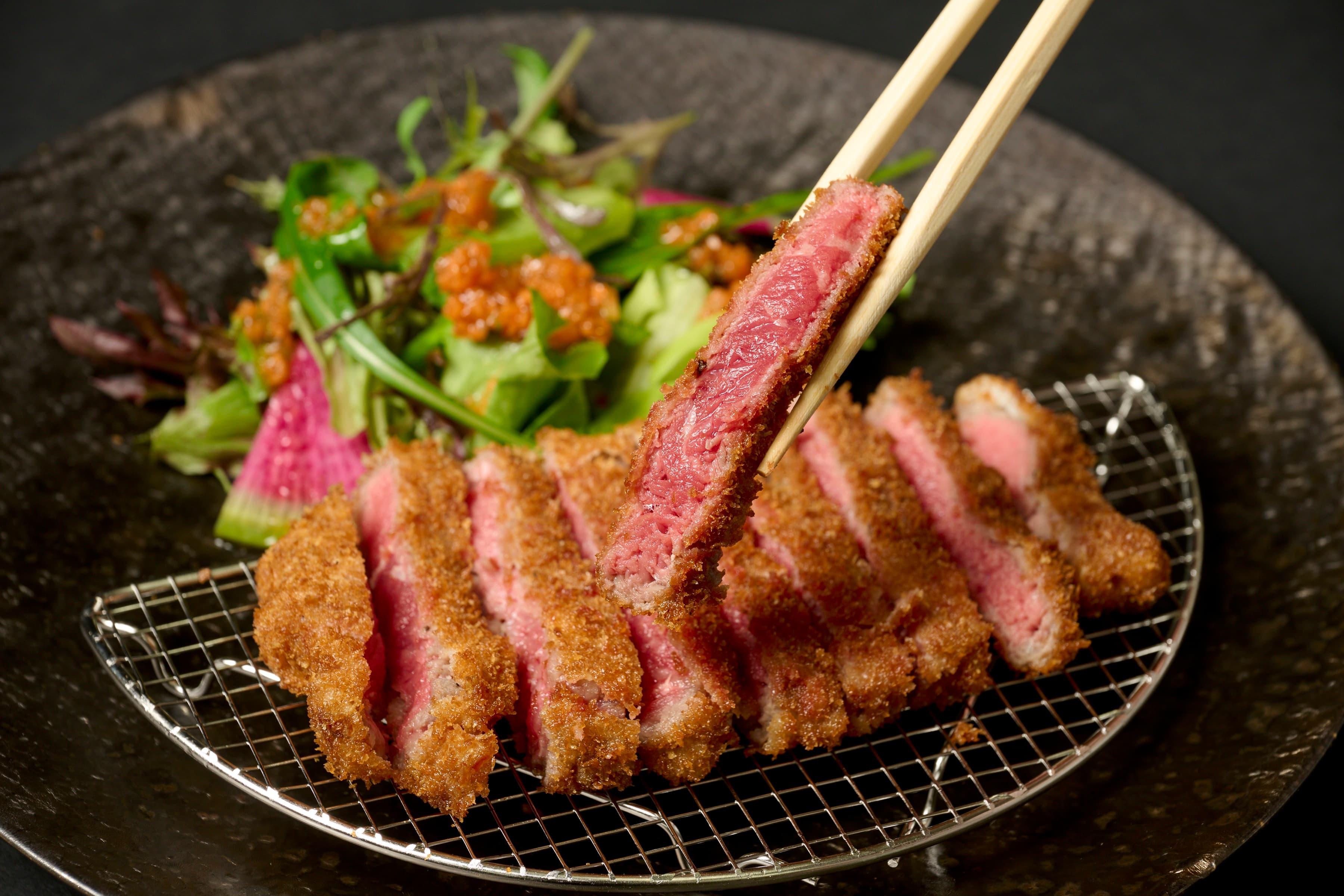 美味しさと楽しさを追求した新感覚のサーロイン牛カツ 日本酒プレミアムラウンジ「一献風月by PERIE CHIBA」にてランチタイムスタート!石焼サーロイン牛カツ、牛タンカツが登場いたします。